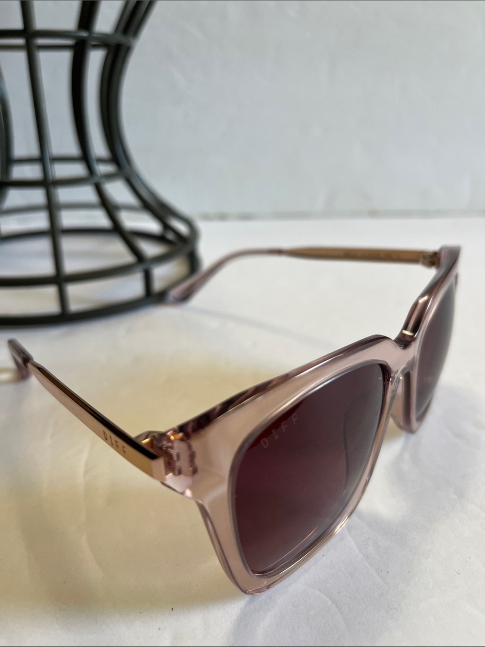 NWOT Diff Eyewear BELLA Light Pink Crystal Wine Gradient Sunglasses - Picture 5 of 12